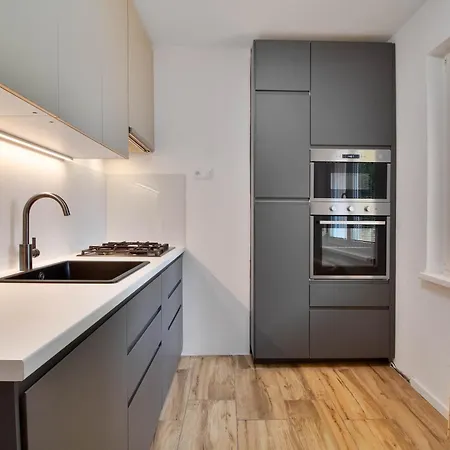 Daire Lovely 1 Bedroom Banská Bystrica