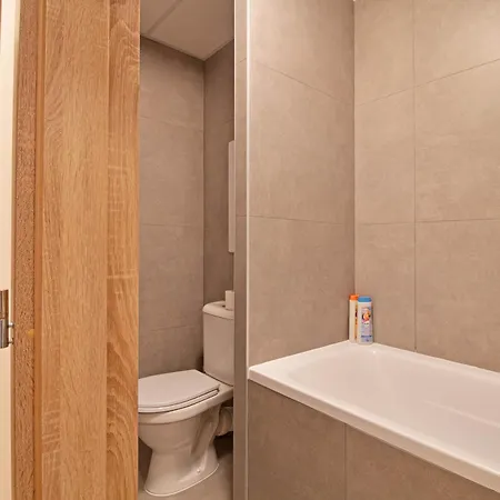 Lovely 1 Bedroom *